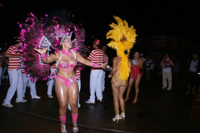 Escolas Acadêmicos Unidos de Três Lagoas e X15 alegram a noite durante desfile