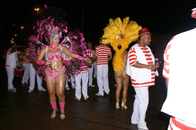Escolas Acadêmicos Unidos de Três Lagoas e X15 alegram a noite durante desfile