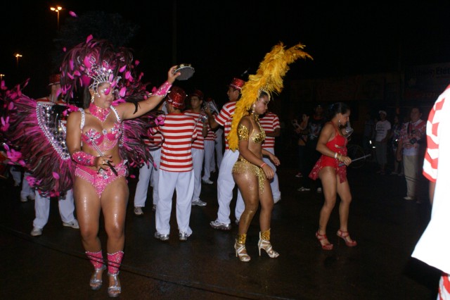 Escolas Acadêmicos Unidos de Três Lagoas e X15 alegram a noite durante desfile