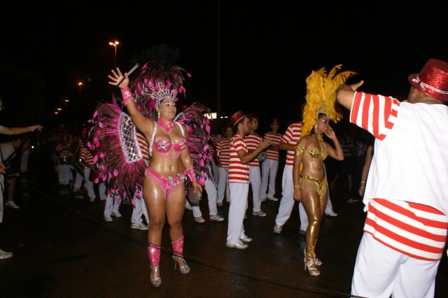 Escolas Acadêmicos Unidos de Três Lagoas e X15 alegram a noite durante desfile