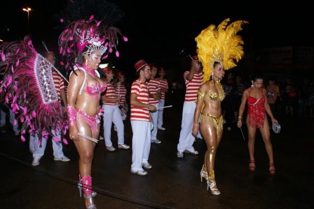 Escolas Acadêmicos Unidos de Três Lagoas e X15 alegram a noite durante desfile