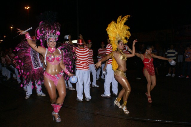 Escolas Acadêmicos Unidos de Três Lagoas e X15 alegram a noite durante desfile