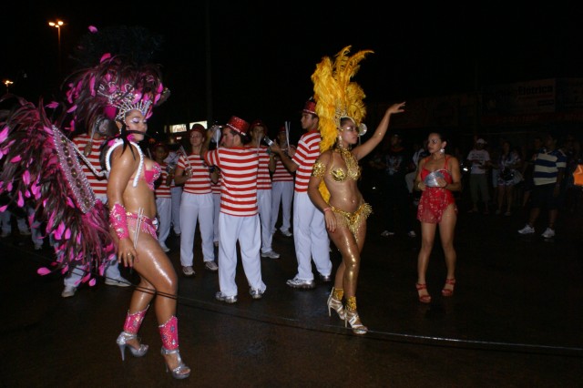 Escolas Acadêmicos Unidos de Três Lagoas e X15 alegram a noite durante desfile