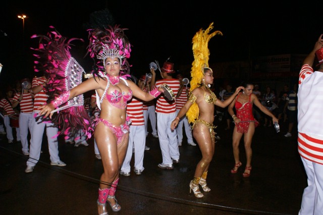 Escolas Acadêmicos Unidos de Três Lagoas e X15 alegram a noite durante desfile