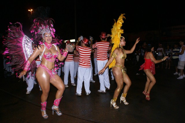 Escolas Acadêmicos Unidos de Três Lagoas e X15 alegram a noite durante desfile
