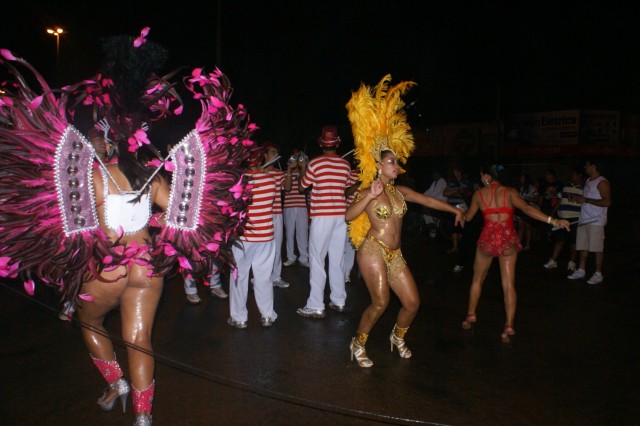 Escolas Acadêmicos Unidos de Três Lagoas e X15 alegram a noite durante desfile