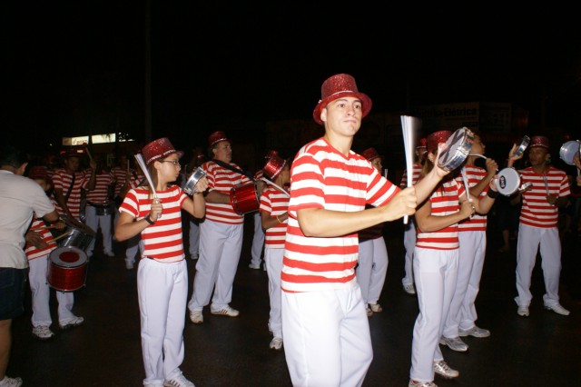 Escolas Acadêmicos Unidos de Três Lagoas e X15 alegram a noite durante desfile