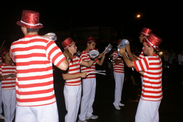 Escolas Acadêmicos Unidos de Três Lagoas e X15 alegram a noite durante desfile