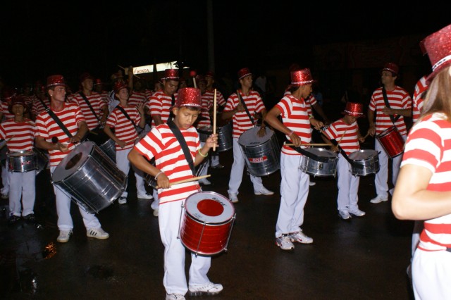 Escolas Acadêmicos Unidos de Três Lagoas e X15 alegram a noite durante desfile