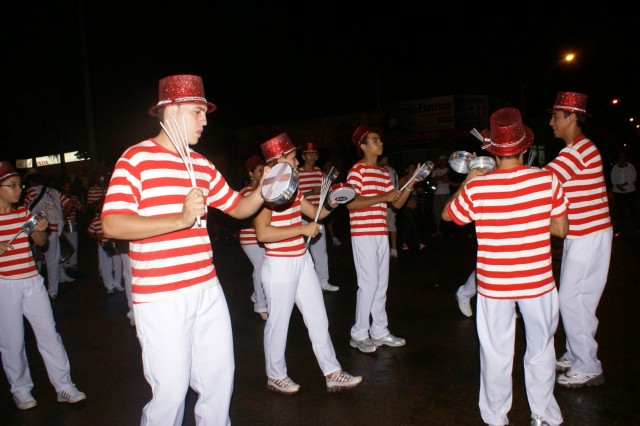 Escolas Acadêmicos Unidos de Três Lagoas e X15 alegram a noite durante desfile