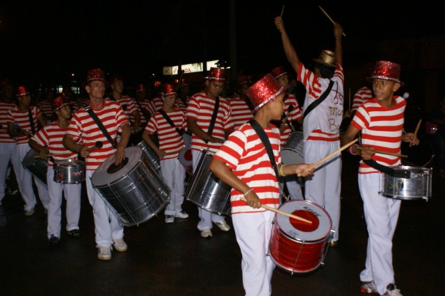 Escolas Acadêmicos Unidos de Três Lagoas e X15 alegram a noite durante desfile