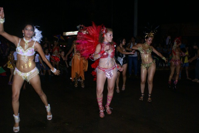 Escolas Acadêmicos Unidos de Três Lagoas e X15 alegram a noite durante desfile