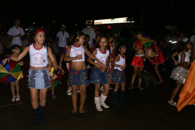 Escolas Acadêmicos Unidos de Três Lagoas e X15 alegram a noite durante desfile