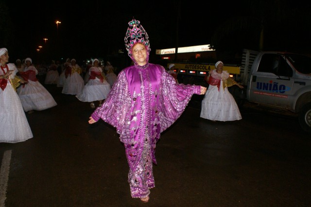 Escolas Acadêmicos Unidos de Três Lagoas e X15 alegram a noite durante desfile