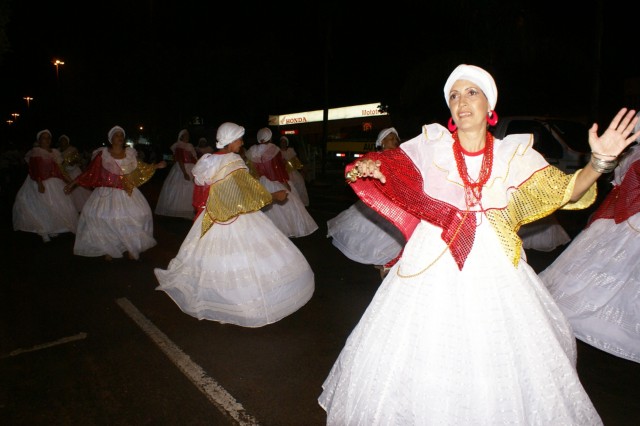 Escolas Acadêmicos Unidos de Três Lagoas e X15 alegram a noite durante desfile