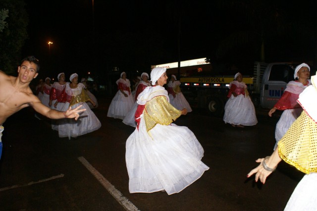 Escolas Acadêmicos Unidos de Três Lagoas e X15 alegram a noite durante desfile