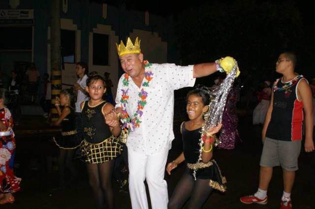 Escolas Acadêmicos Unidos de Três Lagoas e X15 alegram a noite durante desfile