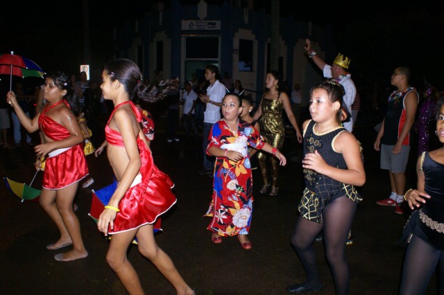 Escolas Acadêmicos Unidos de Três Lagoas e X15 alegram a noite durante desfile