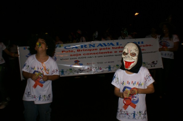 Escolas Acadêmicos Unidos de Três Lagoas e X15 alegram a noite durante desfile