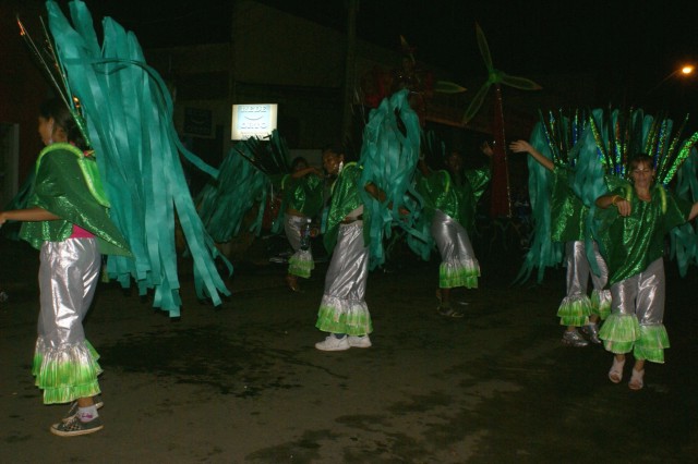 Escolas Acadêmicos Unidos de Três Lagoas e X15 alegram a noite durante desfile