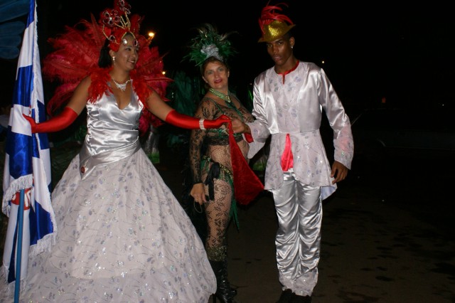 Escolas Acadêmicos Unidos de Três Lagoas e X15 alegram a noite durante desfile