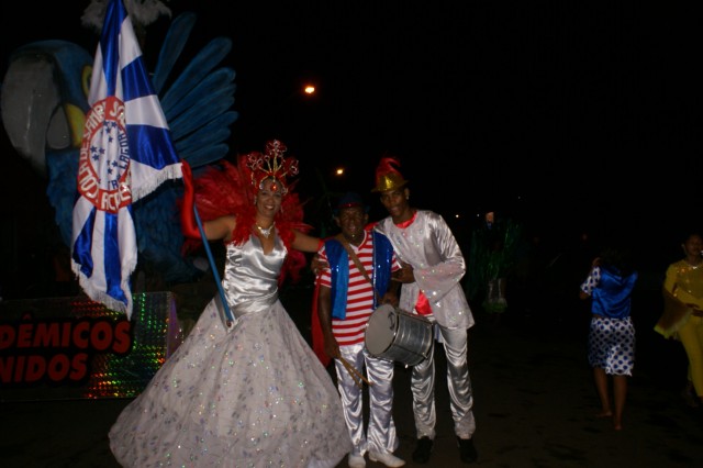 Escolas Acadêmicos Unidos de Três Lagoas e X15 alegram a noite durante desfile