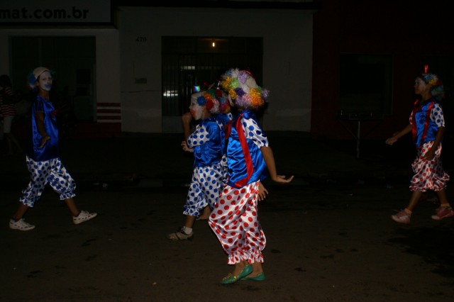 Escolas Acadêmicos Unidos de Três Lagoas e X15 alegram a noite durante desfile