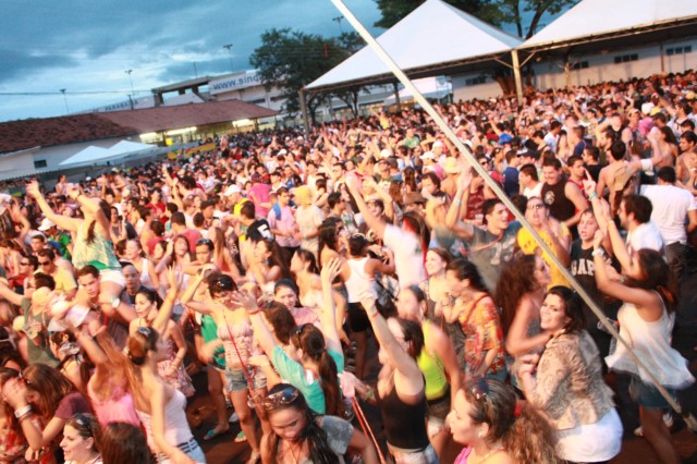 Show de Rapazolla atrai multidão em Paranaíba