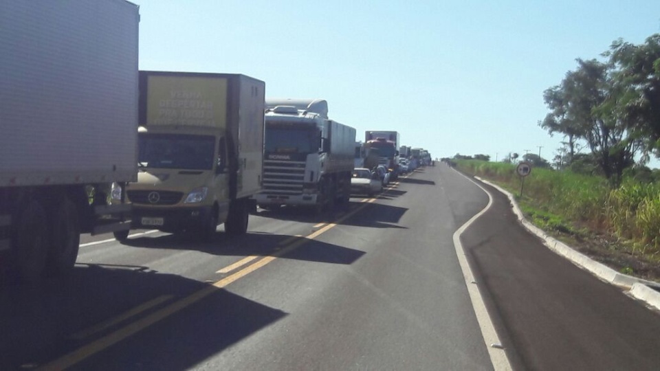 Em Bataguassu, ônibus da HS Tur bate na traseira de carreta e tomba com vários passageiros