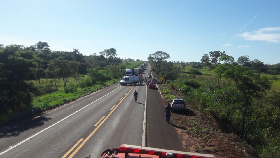 Em Bataguassu, ônibus da HS Tur bate na traseira de carreta e tomba com vários passageiros