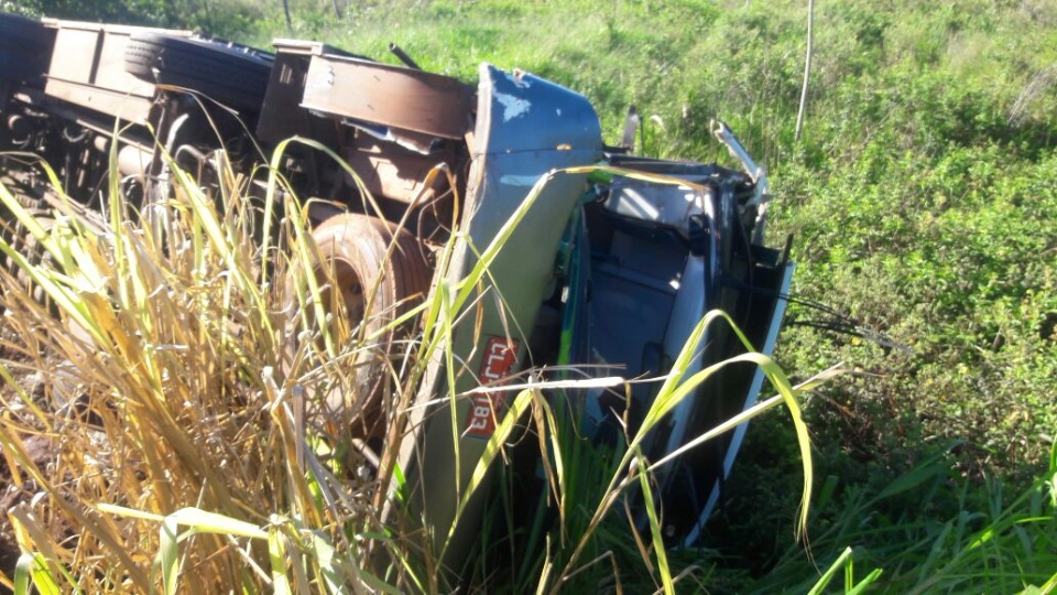 Em Bataguassu, ônibus da HS Tur bate na traseira de carreta e tomba com vários passageiros