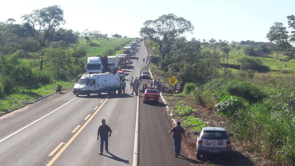 Em Bataguassu, ônibus da HS Tur bate na traseira de carreta e tomba com vários passageiros