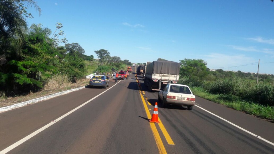 Em Bataguassu, ônibus da HS Tur bate na traseira de carreta e tomba com vários passageiros