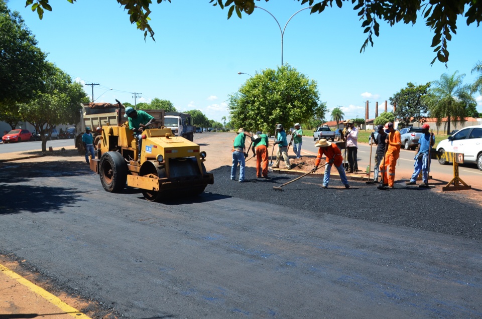 Prefeitura de Três Lagoas realiza recapeamento em asfalto de estacionamento em frente ao Hospital Auxiliadora