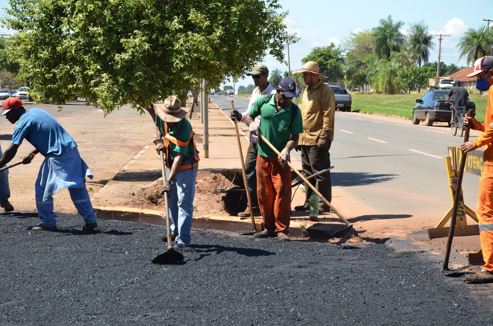 Prefeitura de Três Lagoas realiza recapeamento em asfalto de estacionamento em frente ao Hospital Auxiliadora