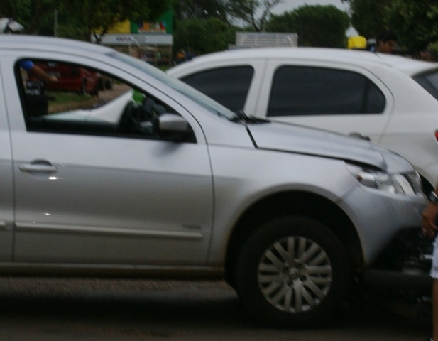 Moto fica presa em ferragens durante acidente no Interlagos