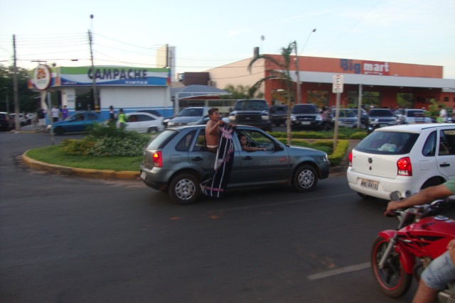 Torcedores três-lagoenses invadem avenida para comemorar vitória do Timão