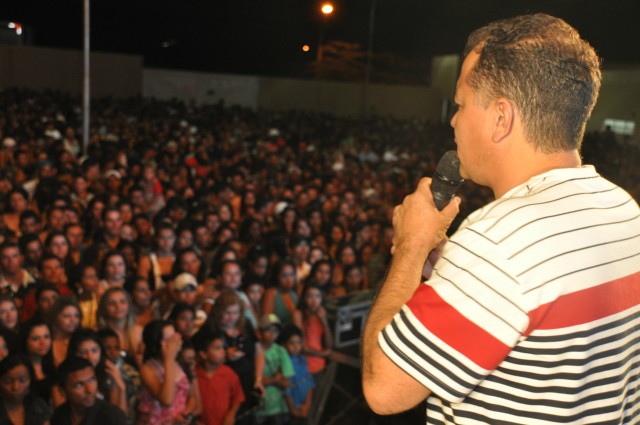 Show com João Bosco e Vinicius atrai 10 mil pessoas no aniversário de Bataguassu