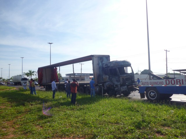 Caminhão pega fogo na avenida Ranulpho Marques Leal em Três Lagoas