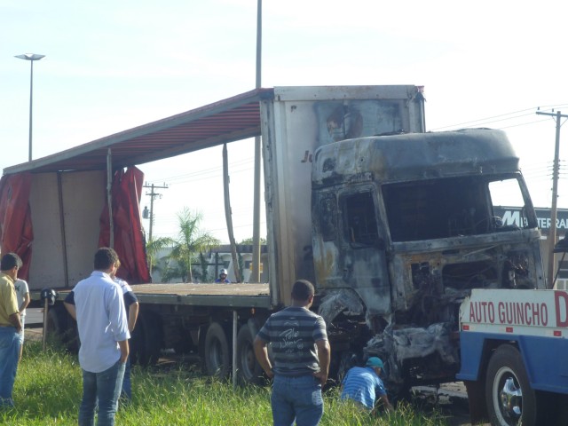 Caminhão pega fogo na avenida Ranulpho Marques Leal em Três Lagoas