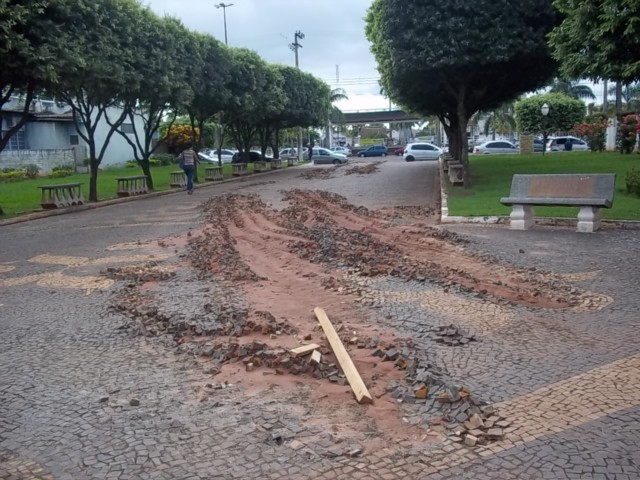 Caminhão destrói calçada da Praça Santo Antônio