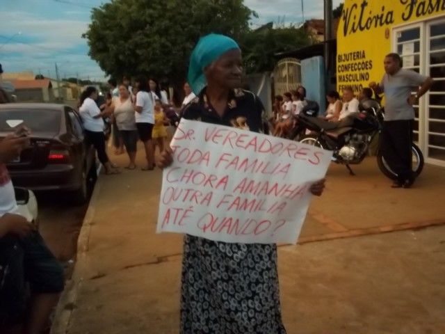 Familiares e amigos de vítima fatal protestam na Egídio Thomé