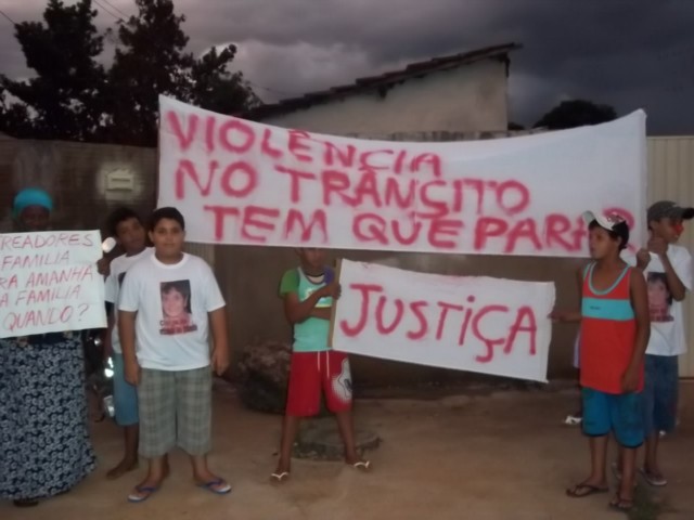 Familiares e amigos de vítima fatal protestam na Egídio Thomé