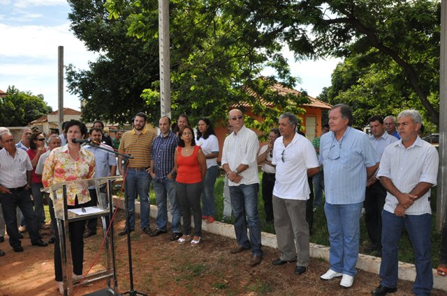 Prefeita assina ordem de serviço para nova quadra de esportes