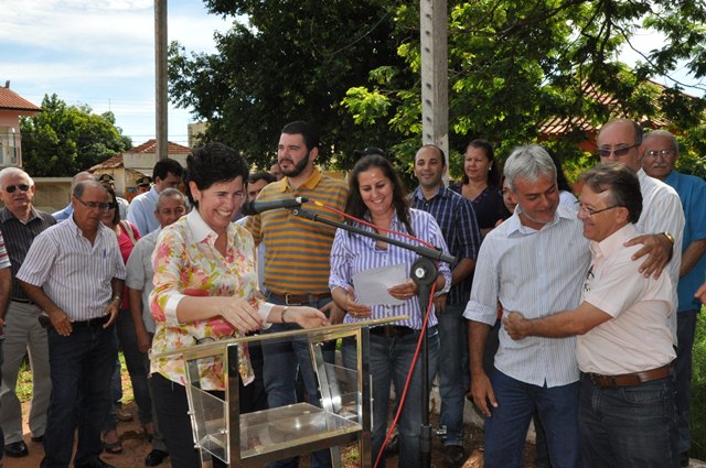 Prefeita assina ordem de serviço para nova quadra de esportes