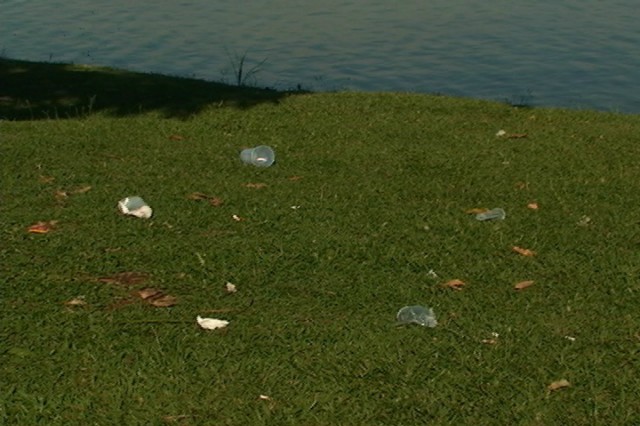 Após lazer de domingo lixo é encontrado pela lagoa central da cidade