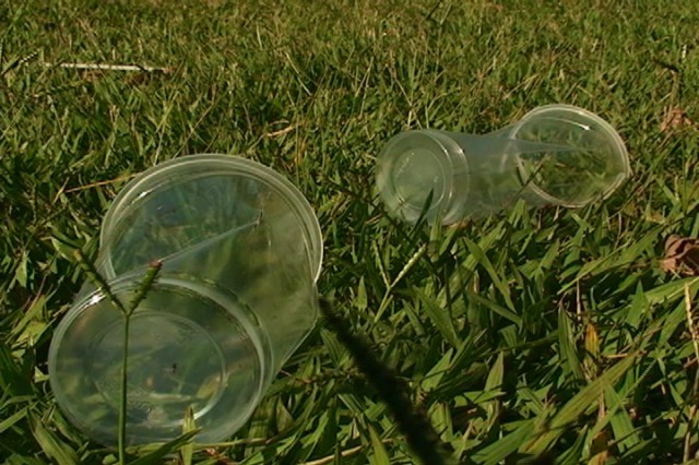 Após lazer de domingo lixo é encontrado pela lagoa central da cidade