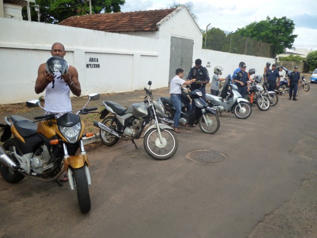 Polícia Militar realiza Blitz Relâmpago e autua centenas de pessoas