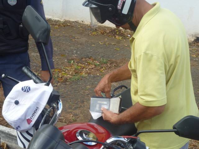 Polícia Militar realiza Blitz Relâmpago e autua centenas de pessoas