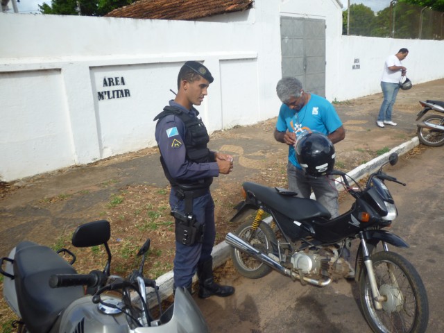 Polícia Militar realiza Blitz Relâmpago e autua centenas de pessoas